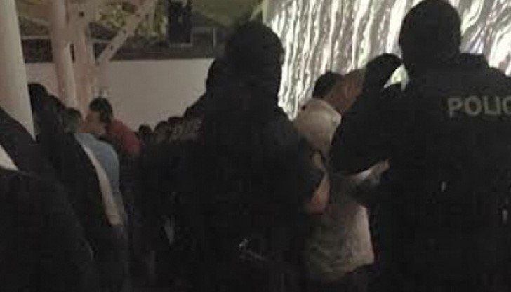 Част от посетителите са освирквали органите на реда, а диджеят се е извинявал периодично за създалата се ситуация