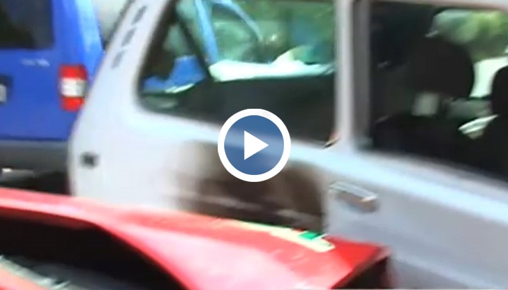 В момента служителите на реда извършват оглед на местопроизшествието. Изясняват се и причините за инцидента