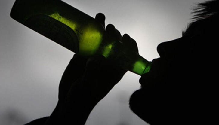 Забраната засяга тези, които се осмеляват да пият алкохол по улици, градинки и алеи