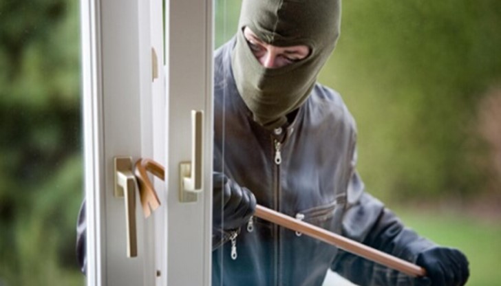 Установено е, че в жилището е проникнато след счупване на секретен патрон на входната врата Установено е, че в жилището е проникнато след счупване на секретен патрон на входната врата