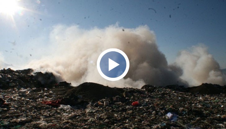 Според огнеборците пожарът най-вероятно е причинен от хора, които събират отпадъци на сметището