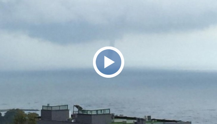 Видео на природното явление е заснел читател на изданието