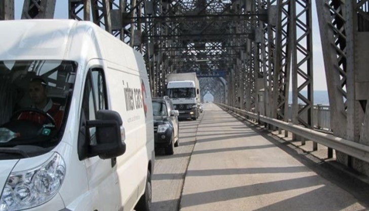 Трафикът през Дунав мост се осъществява нормално.