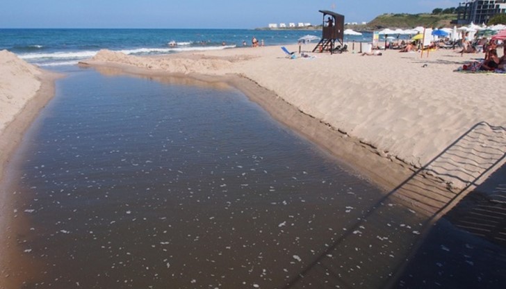 Фекалиите са залели морето още в края на юли. Въпреки това плажът беше затворен едва тази сряда