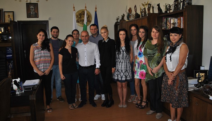 Пламен Стоилов връчи днес сертификати на студенти, които са приключили успешно летен стаж в Община Русе