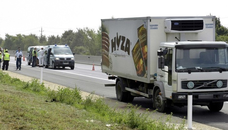 Няколко десетки бежанци бяха открити мъртви в камион на магистрала Няколко десетки бежанци бяха открити мъртви в камион на магистрала