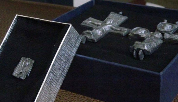 Предполага се, че кръстът е правен от самоук майстор, но въпреки това детайлите са доста добре очертани Предполага се, че кръстът е правен от самоук майстор, но въпреки това детайлите са доста добре очертани