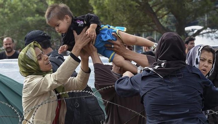 Сърбия разреши влизането на 5000 бежанци от Македония
