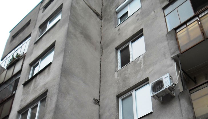 Блокът продължава да потъва, стените на мазите буквално се трошат от натиска на сградата