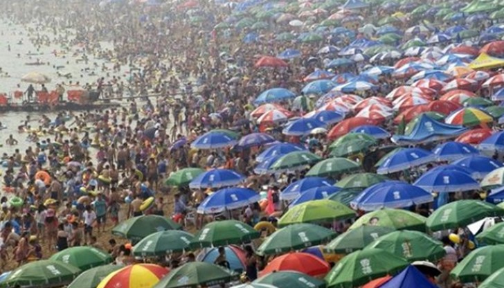 Хиляди китайци са се натъпкали на плаж в Далиан