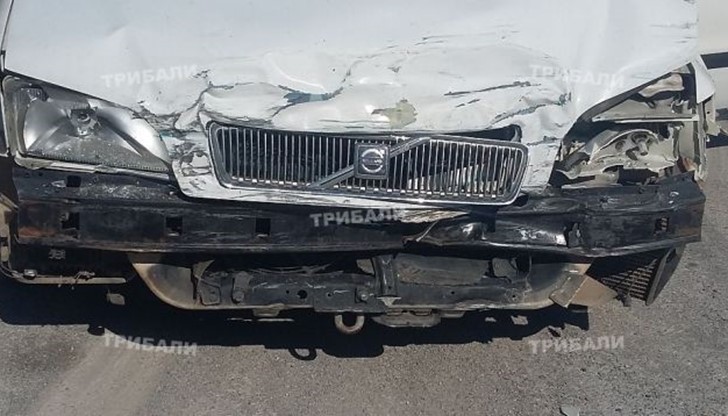 В резултат на силния удар микробусът се е завъртял