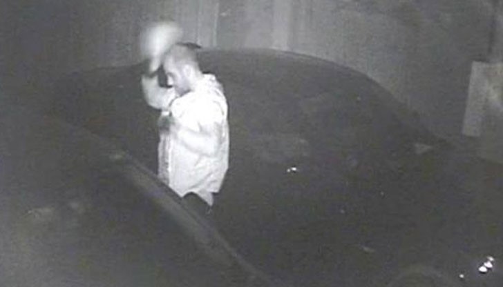 Автокрадецът действа съвсем спокойно, той не носи нито маска, нито ръкавици