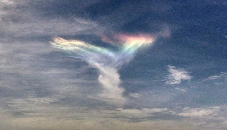 Този оптичен феномен се получава в перестите облаци на голяма височина