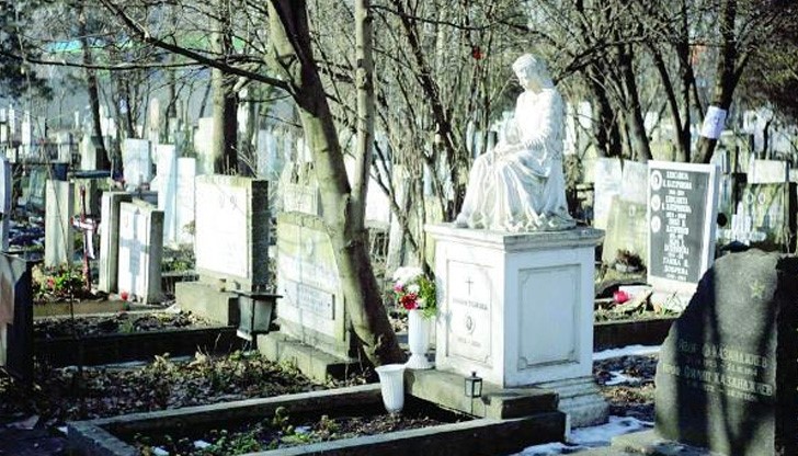 Вярващи на няколко пъти викали свещеник да поръси злокобното място