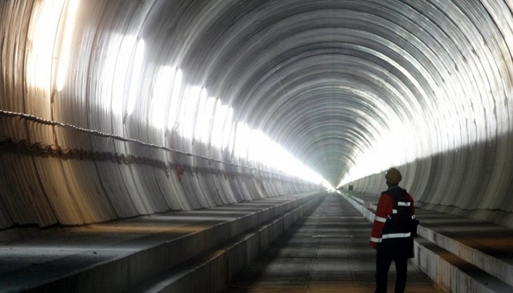 Тунелът ще преминава през най-гъсто населения пояс в Европа, познат като „синия банан"