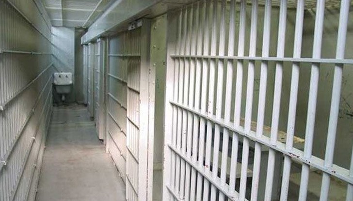 В сряда обаче наказаният успял да избяга и отишъл право в местното РПУ В сряда обаче наказаният успял да избяга и отишъл право в местното РПУ