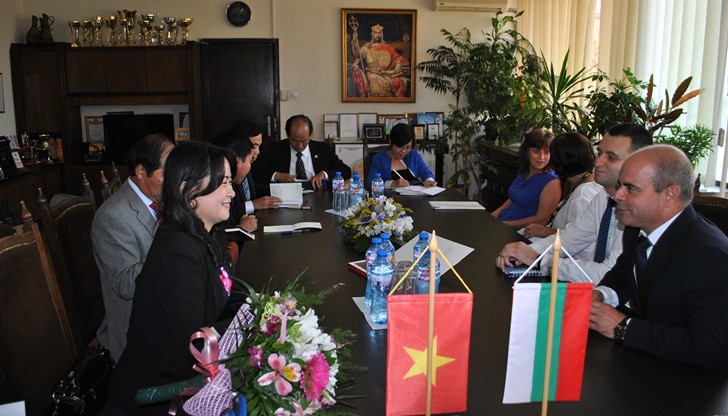 В края на срещата двете страни си размениха протоколни подаръци