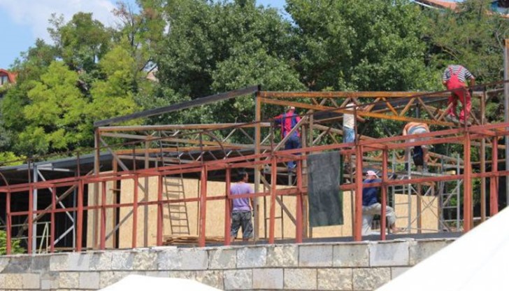 Плажуващи се оплакват от шум и хвърчащи стружки