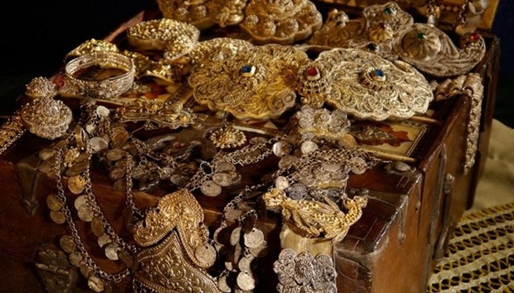 Една част от тях са даровете при раждане, други при годеж и сватба, една е жената в делник и съвсем друга на празник Една част от тях са даровете при раждане, други при годеж и сватба, една е жената в делник и съвсем друга на празник