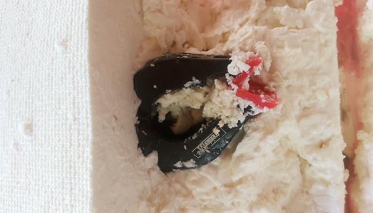 В сиренето има някаква пластмасова част В сиренето има някаква пластмасова част