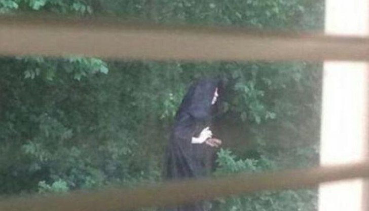 Зловеща фигура на жена с дължа черна роба и качулка обикаля по детските площадки в американския щат Северна Каролина