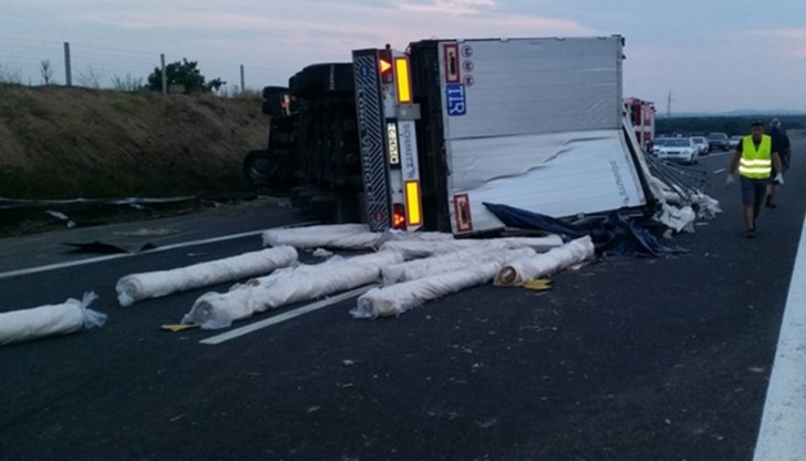 Катастрофата била предизвикана от разпилени по пътя болтове от мантинелите Катастрофата била предизвикана от разпилени по пътя болтове от мантинелите