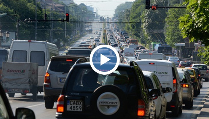 В дните, в които се получава задръстване в посока изхода на София, това е типична гледка