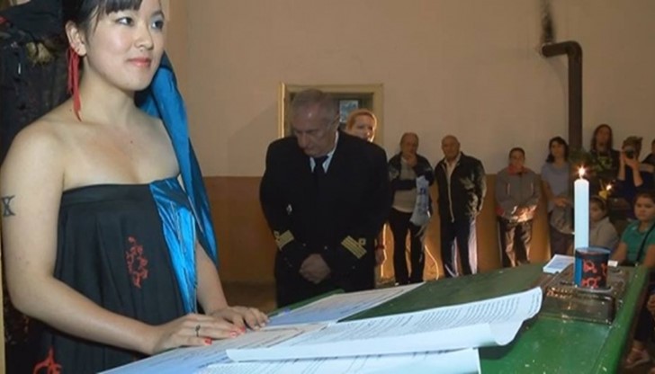 Китайката Съни Цян се омъжи за себе си, а лично кметът на селото Юлко Палов венча нейното минало и бъдеще Китайката Съни Цян се омъжи за себе си, а лично кметът на селото Юлко Палов венча нейното минало и бъдеще