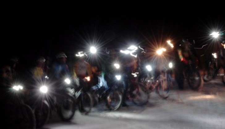 Засукани блондинки всяка вечер се възползват от топлото време за да повдигнат адреналина си