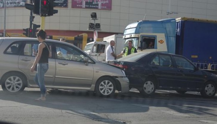 Сблъскали са се три коли, като по тях има значителни поражения
