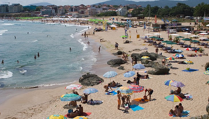 Спасителят Илиян Кънчев коментира, че туристи са го питали дали може да влизат във водата Спасителят Илиян Кънчев коментира, че туристи са го питали дали може да влизат във водата