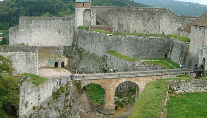 Двойката избрала парапета на каменна крепост за място за интимни ласки, но паднала в рова