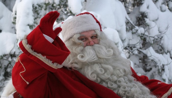 Дядо Коледа понася сериозни щети от титаничната схватка между Запада и Изтока