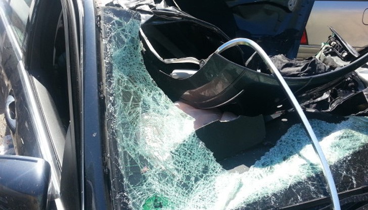 Влекач “Волво” с полуремарке блъснал спрял в аварийната лента лек автомобил “Рено