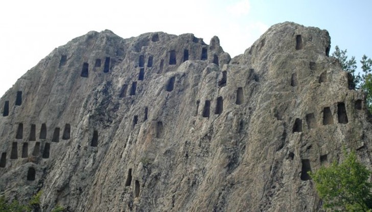 Извънземни копали гробове в Родопите