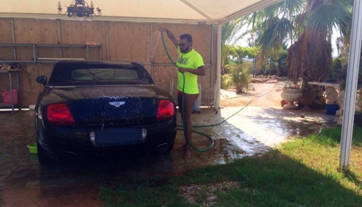 Азис постна в профила си снимки, на които мие само по гащи бентлито си