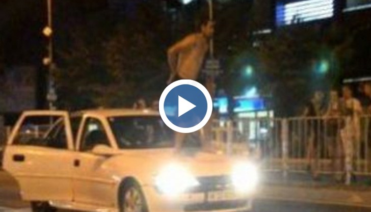 На място е пристигнал екип на полицията, който успява да потуши страстите и да прибере буйстващите мъже