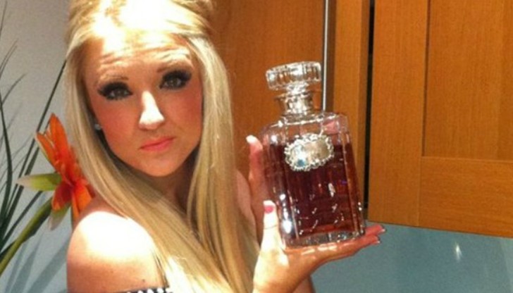 Карлийн Холдън от Бексли, Великобритания, твърди, че има най-страхотната работа на света Карлийн Холдън от Бексли, Великобритания, твърди, че има най-страхотната работа на света