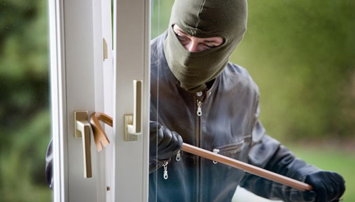 Банкнотите са били в картонена кутия, поставена в бюро в офиса