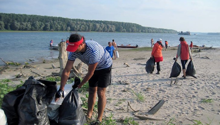Трета акция по почистване на Дунавските острови е организирало туристическото дружество "Приста" в Русе.