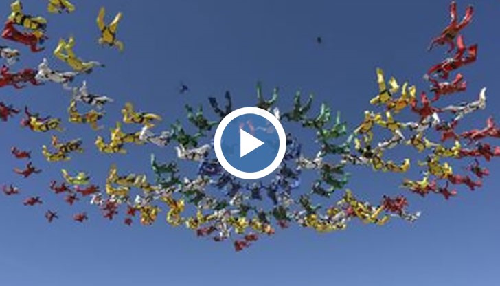 Парашутистите се хванаха за ръце и направиха огромно цвете