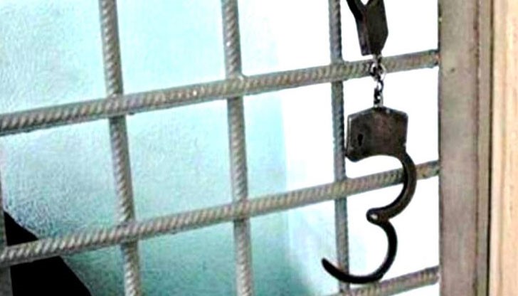 На излизане от РПУ-то той замервал служителите с топки хартия На излизане от РПУ-то той замервал служителите с топки хартия