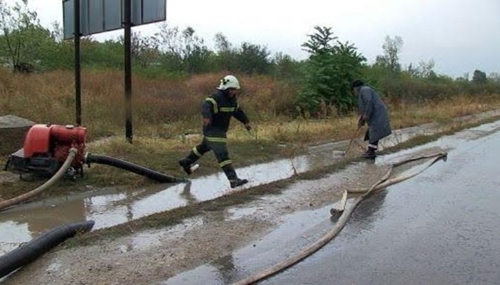 Аварийни екипи на пожарната и общината отводняваха участъка до кръстовището към "Свободна зона"