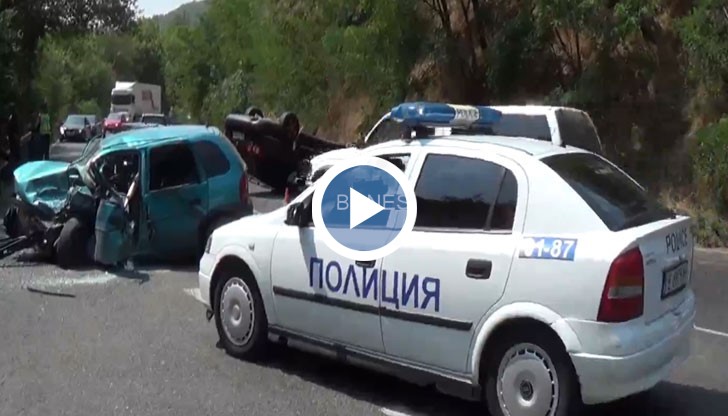 "Опел" и "Фолксваген" се блъскат челно на завой след Кресненското ханче