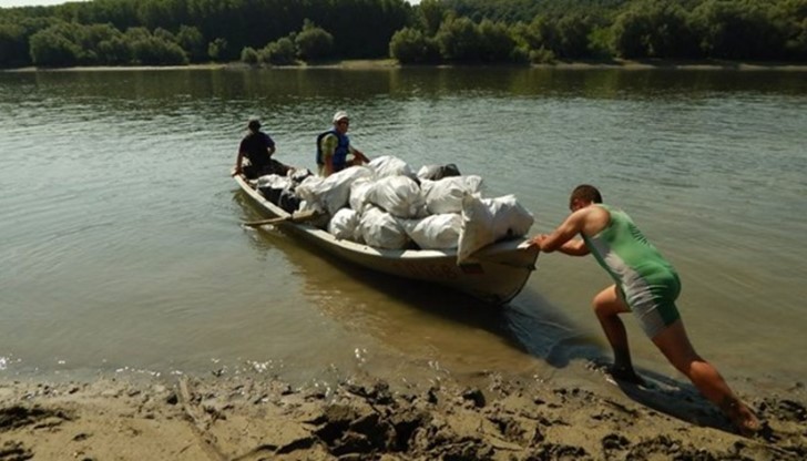 Освен почистването на островите, ентусиастите които се включват имат възможност и да се насладят на реката и плажовете по не Освен почистването на островите, ентусиастите които се включват имат възможност и да се насладят на реката и плажовете по не
