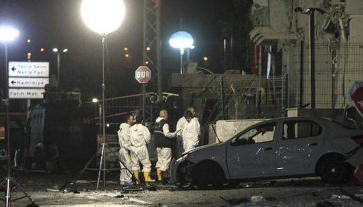 Седем полицаи и трима цивилни души са ранени Седем полицаи и трима цивилни души са ранени