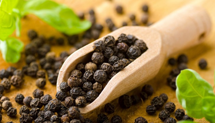 Черният пипер помага за намаляване на тютюнопушенето, облекчаване на кашлицата, отстраняване на излишната слуз от дробовете и още много други Черният пипер помага за намаляване на тютюнопушенето, облекчаване на кашлицата, отстраняване на излишната слуз от дробовете и още много други