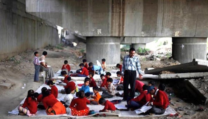 Шарма създава „Безплатно училище: Под моста“, за да образова децата, които живеят в бедност