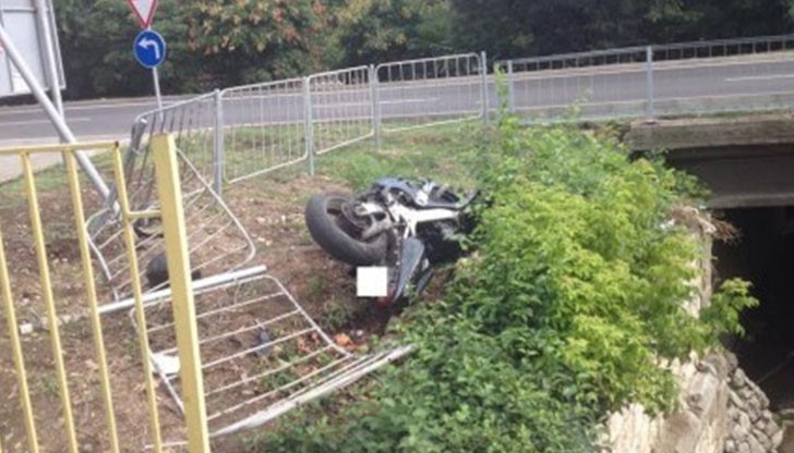 Возилото е смачкано до неузнаваемост, а водачът е откаран със сериозни рани в болница