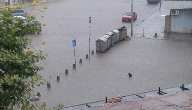 Дъжда отново превърна улиците на Монтана във водни канали